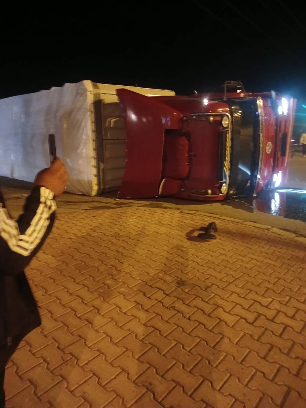 Konya’da lahana yüklü TIR devrildi, yol kapandı 3